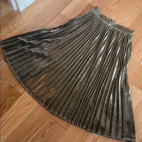 Gold shimmer pleated skirt. Size small - Picture 2 of 5